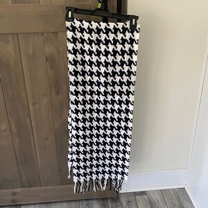 D&Y Black and White Houndstooth Fringe scarf